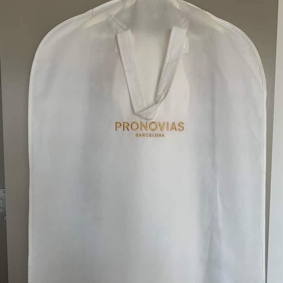 Pronovias wedding gown with overskirt - Picture 8 of 8